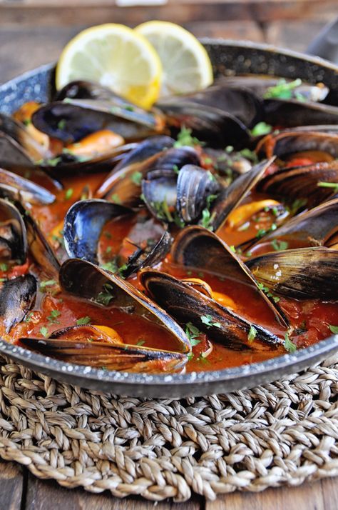 Spanish Mussels Recipe, Spanish Mussels, Steamed Mussels, Mussels Recipe, Shellfish Recipes, Spanish Cuisine, Spanish Food, Fish Dishes, Seafood Dishes