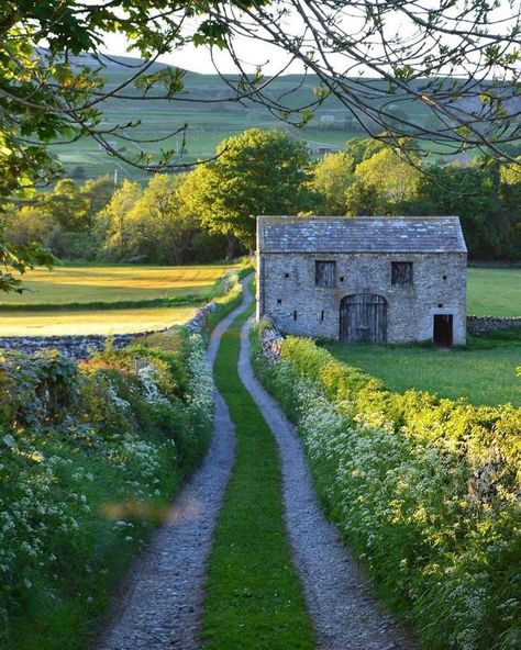 White Exterior Houses, Image Nature, British Countryside, Dirt Road, Old Stone, Stone House, English Countryside, North Yorkshire, Pretty Places