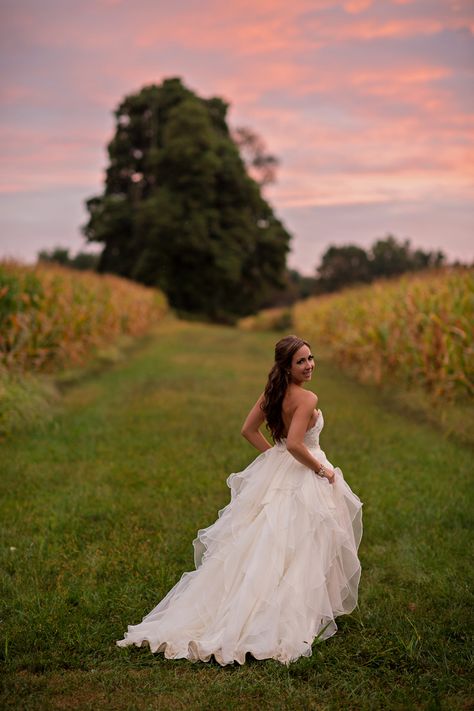 Quince Picture Ideas, Garden Makeup, Quinceañera Photoshoot Ideas, Quince Photoshoot Ideas, Quince Photoshoot, Autumn Photography Portrait, Paige Wedding Dress, Prom Photography Poses, Quince Pictures