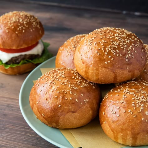 PANINI PER HAMBURGER | Fatto in casa da Benedetta Panini Hamburger, Focaccia Pizza, Fast And Slow, Pasta Fresca, Burger Buns, Buffet Food, Keto Bread, Hamburger Bun, Savoury Food