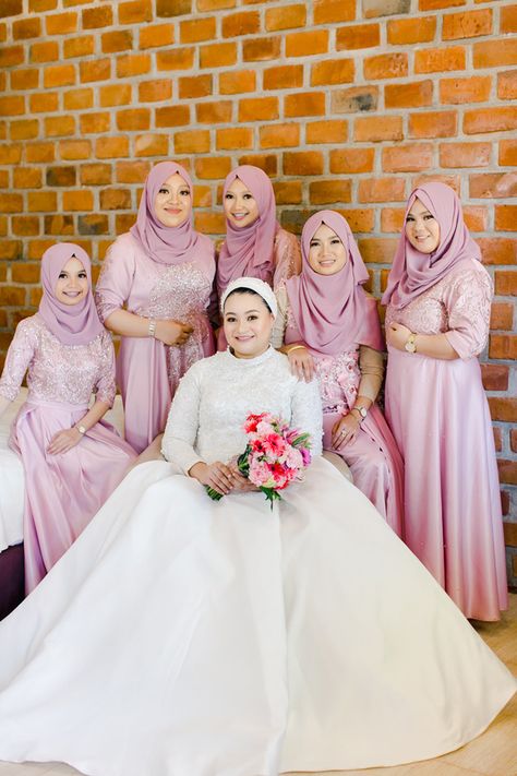 An Elegant Muslim-Maranao Wedding with Hints of Pink | https://brideandbreakfast.ph/2019/05/21/elegant-muslim-maranao-wedding/ Bridal Shower Dress Code Ideas, Bridal Shower Dress Code, Wedding Motif Color, Muslim Wedding Ceremony, Party Hijab, Muslim Bridal, Muslimah Wedding, Wedding Motifs, Muslim Dresses