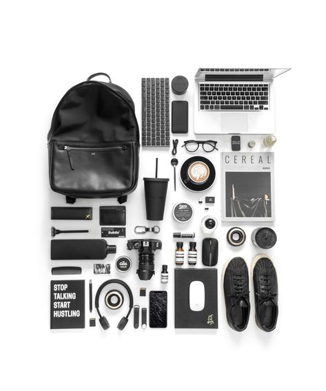 When it comes to packing your work bag, it’s all about maximizing utility. That’s why we polled over one thousand people to discover the 15 essentials that people keep in their work bag. Gentleman Essentials, Knolling Photography, Mochila Edc, Architecture Photoshop, Edc Carry, Everyday Bag Essentials, Everyday Carry Bag, Backpack Essentials, Inside My Bag