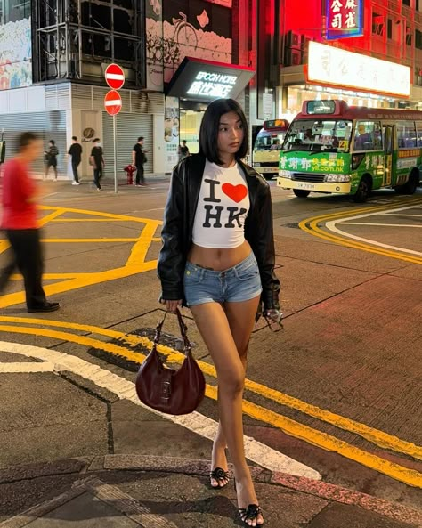 Hongkong Outfit Travel, Hong Kong Street Fashion, Hongkong Outfit, New Era Outfit, Baby Tees 90s, Y2k Outfits Aesthetic, Aesthetic 90s, Baby Tees Y2k, My Shirt