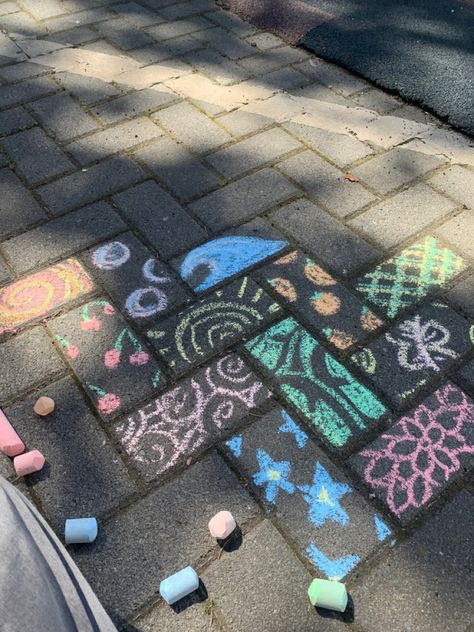 Fun Chalk Art, Parking Spot Painting, Aesthetic Types, Sidewalk Chalk Art, Sidewalk Art, Pose Fotografi, Summer Fun List, Chalk Drawings, Sidewalk Chalk