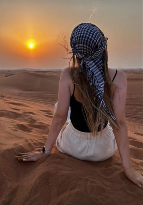 Desert Photoshoot Outfit, Desert Photoshoot Ideas, Dubai Photoshoot, Desert Outfit, Dubai Photography, Dubai Safari, Desert Photoshoot, Wow Photo, Travel Pose