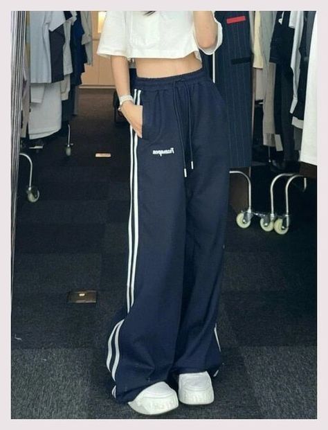 Wide Leg Track Pants, Oversized Sweatpants, Hip Hop 90s, Sweatpants Women, Blue Sweatpants, Baggy Sweatpants, Vintage Hip Hop, Oversized Streetwear, Trouser Outfits