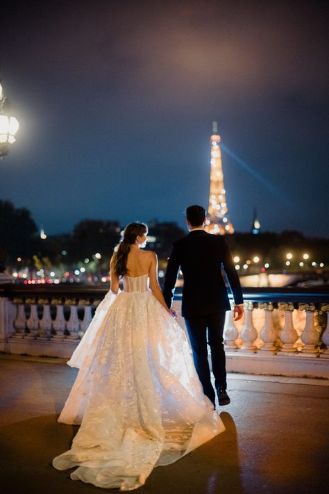 First Destination Wedding using the ultimate booking checklist for photographers! Paris Wedding Aesthetic, Paris Wedding Photos, France Elopement, Paris Elopement Photography, Couples Candid Photography, Paris Pics, Wedding Paris, Asian Wedding Dress Pakistani, Wedding In Paris