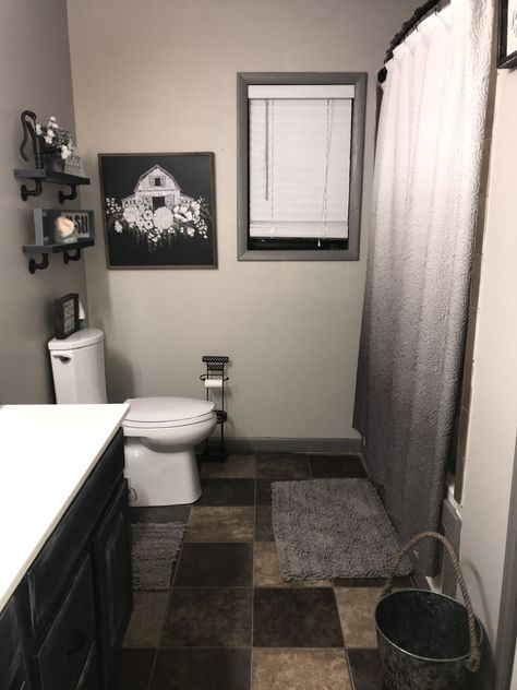 Dark Apartment Bathroom, Ugg Bathroom Decor, Masculine Bathroom Decor Apartment, New Apartment Bathroom Ideas, Bathroom Ideas Decor Themes, Bathroom Decor Men, Future Apartment Decor Bathroom, Guy Bathroom Ideas, Apartment Inspiration Bathroom