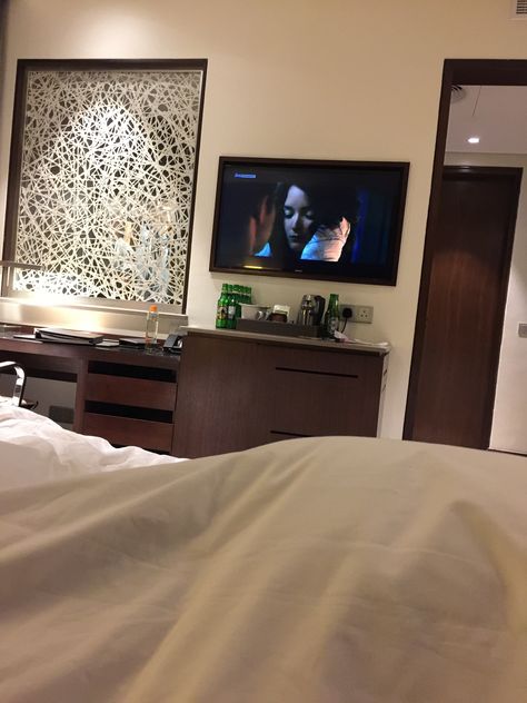 Vacation #DusitD2 #MyPhotography Pap Check In Hotel, Dubai Hotel Room Snapchat Story, Snapgram Hotel Room, Pap Hotel Oyo, Hotel Room View Night, Los Angeles At Night, Luxury Hotel Bedroom, Best Island Vacation, Funny Baby Memes