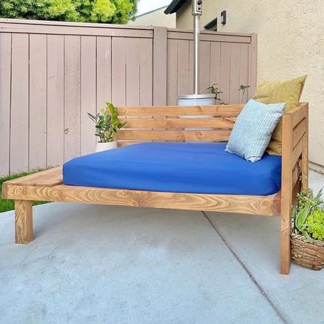 Outdoor Daybed Diy, Daybed Ideas, Diy Daybed, Daybed Cushion, Sofa Daybed, Diy Crib, Backyard Seating Area, Decking Screws, Patio Daybed