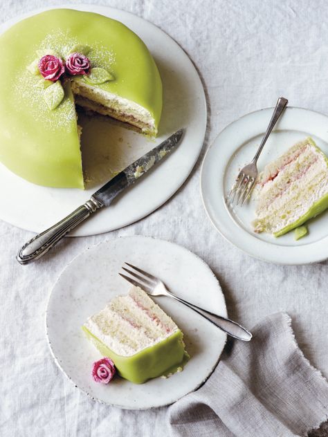 Recipe: Prinsesstårta - Swedish Princess Cake - ScandiKitchen Princess Cake Recipe, Swedish Princess Cake, Vanilla Bean Cakes, Green Cake, Pastry Cream, Princess Cake, Raspberry Jam, Jams & Jellies, Perfect Cake