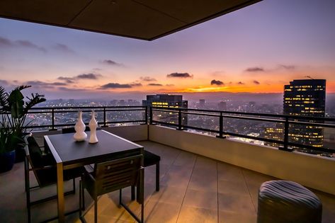 TAKE A LOOK ON MATTHEW PERRY’S LOS ANGELES PENTHOUSE Los Angeles Penthouse, City Penthouse, Elizabeth Berkley, Los Angeles Apartments, Room Screen, Century City, Penthouse Apartment, Chandler Bing, Room Deco