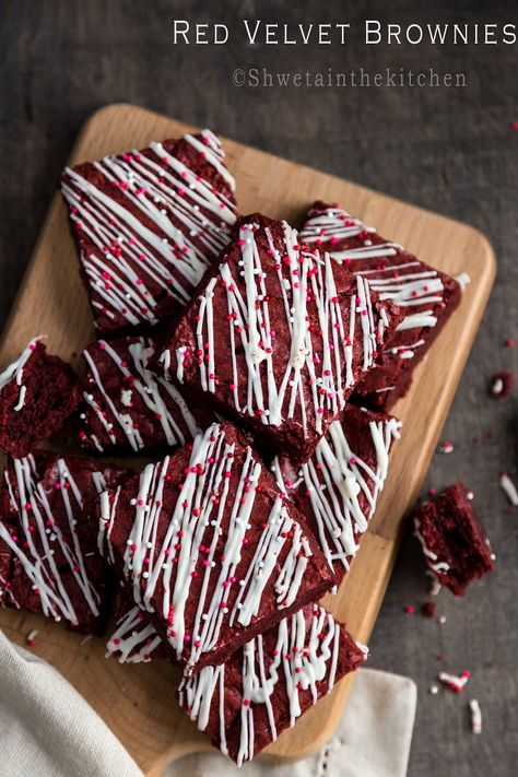 Valentine's day just around the corner and if you are looking to bake something special for that special someone then I've just the perfect treat for you - Red Velvet Brownies. They are rich, dense, chewy and full of classic red velvet flavor plus they totally fit the bill for the whole Valentine's day theme. Brownies Decorados, Decorated Brownies, Brownie Packaging, Velvet Brownies, Red Velvet Flavor, Red Velvet Brownies, Valentines Baking, Valentines Day Desserts, Valentine's Day Recipes