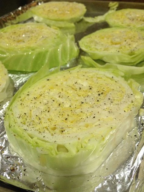 Baked Cabbage Steaks, Fedtforbrændende Mad, Silicon Brush, Roasted Cabbage Steaks, Baked Cabbage, Cabbage Steaks, Roasted Cabbage, Makanan Diet, India Food