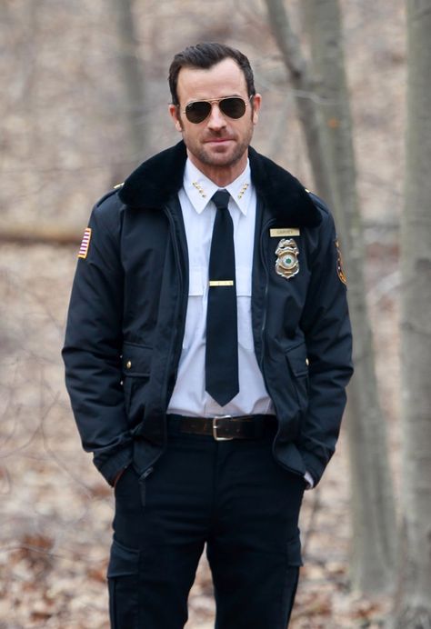 Pin for Later: 16 Times Justin Theroux's Hotness Made You Break Into a Sweat When he made you want to commit a crime so he could handcuff you. Security Uniforms, Justin Theroux, The Leftovers, Police Uniforms, Uniform Design, Policeman, Men In Uniform, Man Photo, Police Officer