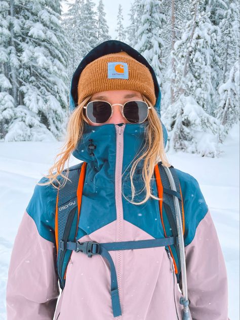 Ushuaia, Winter Banff Outfit, Women’s Snowboard Outfits, Snow Hiking Outfit Women, Outdoors Winter Outfits, Cute Snowboards, Mountains Outfit Winter, Colorado Girl Aesthetic, Colorado Outfits Winter