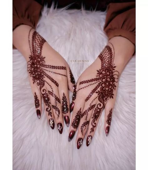 Henna Wedding Maroon, Henna Wedding Simple, Henna Bts, Henna Art Wedding, Inai Simple, Henna Nikah, Henna Pengantin, Glitter Henna, Nail Nail Designs