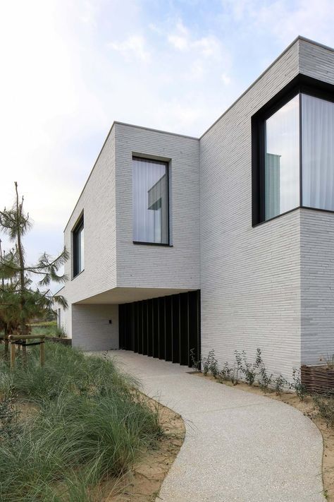 Verhaeghe - Petersen Tegl White Brick Architecture, White Facade House, Petersen Brick, White Brick House Exterior, Brick Detailing, White Brick House, Narrow House Designs, Brick Cladding, Modern Architects