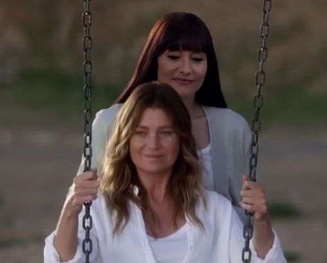 Meredith And Lexie, Medical Series, Greys Anatomy Episodes, Greys Anatomy Characters, Grey Stuff, Lexie Grey, Meredith Grey, Beach Scenes, Grey's Anatomy