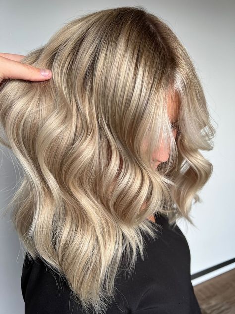 Shades Eq Blonde, Champagne Hair Color, Champagne Blonde Hair, Haircolor Ideas, Champagne Hair, Brassy Blonde, Red Blonde, Highlights Curly Hair, Redken Color