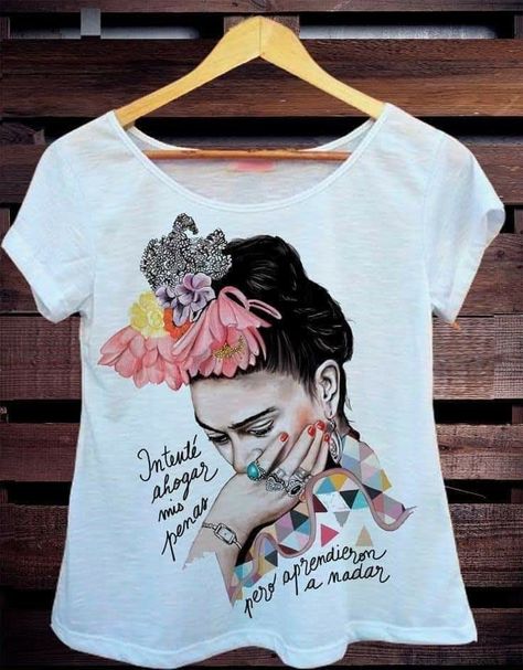 Frida Kahlo T Shirt, Fabric Paint Shirt, Latin Fashion, Paint Shirts, Tshirt Printing Design, T Shirt Painting, Shirt Design Inspiration, Painted Jeans, Hand Painted Shoes