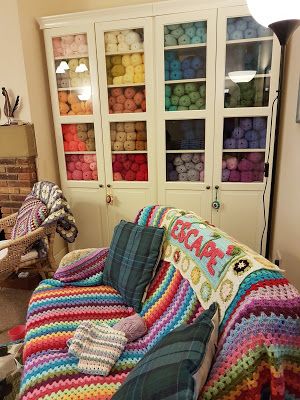 Yarn Wall Hanging Storage, Crochet Room Set Up, Crochet Room Organization, Craft Room Crochet, Yarn Wall Storage, Knitting Room Ideas, Yarn Room Ideas, Crochet Room Ideas Craft Storage, Crochet Craft Room