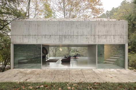 Timber Roof, Concrete Houses, Concrete Architecture, Glazed Walls, Concrete Stairs, Concrete House, Brutalist Architecture, Concrete Structure, Albufeira