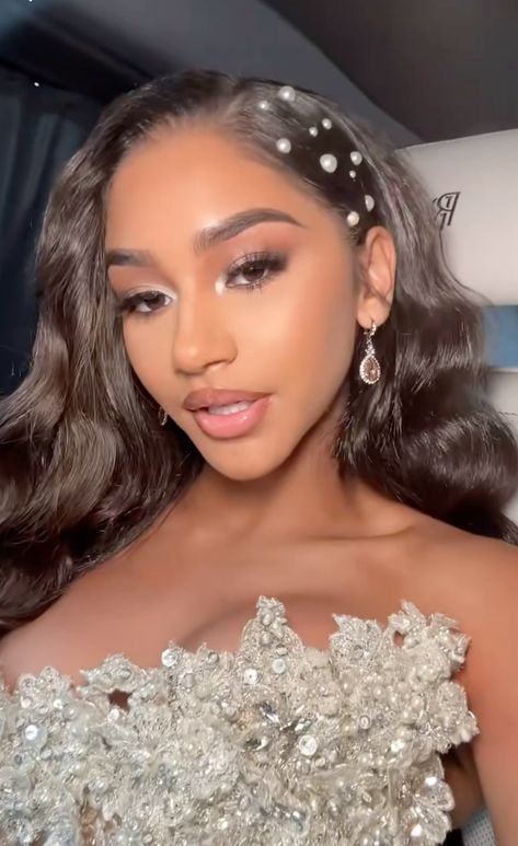 Prom Hairstyles Down Straight, Hoco Hairstyles For Round Faces, Hair Pearls Prom, Prom Hairstyles Down Black Women, Homecoming Makeup White Dress, Matric Hairstyles Long Hair, Pearl Prom Look, Hair With Diamonds Prom, Homecoming Hairstyles With Gems