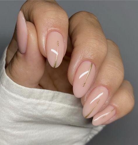 Nude Fall Nails, Neutral Nail Art, Dot Nail Designs, Lines And Dots, Minimal Nails Art, Gold Nail Designs, Minimalist Nail Art, Long Nail Designs, Minimal Nails