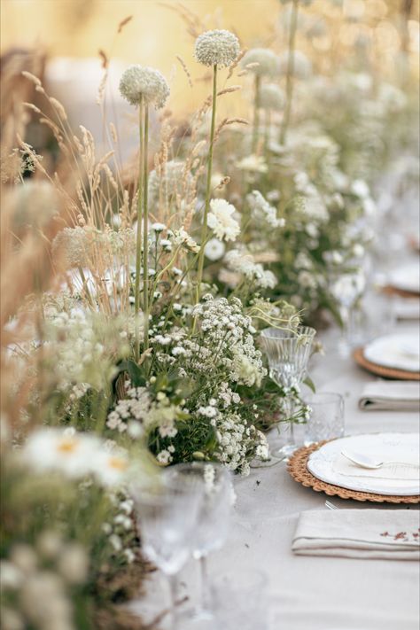 Daisy Flower Arrangements, Flower Table Decorations, Rural Wedding, Weddings In Italy, Botanical Gardens Wedding, Wedding Table Flowers, Organic Wedding, Countryside Wedding, Wildflower Wedding