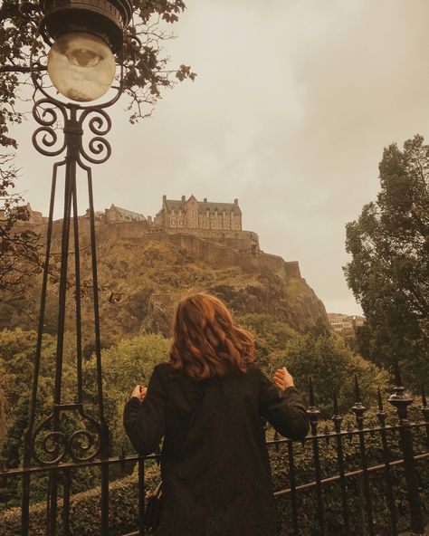 Edinburgh Castle in Autumn. #Edinburgh #EdinburghCastle #Scotland #ScotlandTravel A Castle, Edinburgh, Scotland, A Woman, Castle