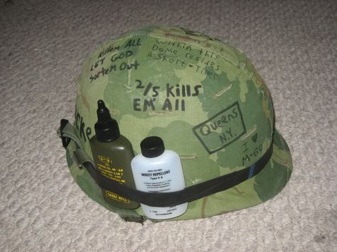 He'll net art Vietnam Helmet, Helmet Graffiti, Vietnam Diorama, Soldier Helmet, Helmet Art, Army Helmet, Vietnam History, North Vietnam, South Vietnam