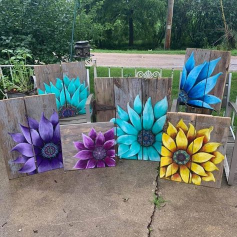 Art Zine, Fence Art, Wooden Boards, Pallet Painting, Sunflower Painting, Pallet Art, Painted Flowers, Flower Art Painting, Painting Art Projects