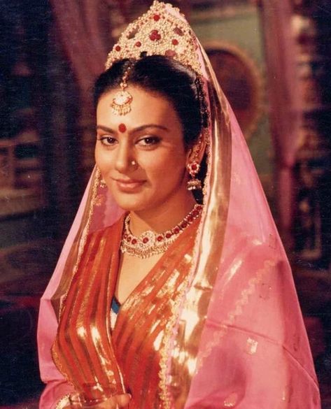 Dipika Chikhalia Sita, Sita Mata, Sita Photo, Ram Siya, Ram Sita Photo, Old Film Stars, Indian Mythology, Birds Embroidery Designs, Durga Images