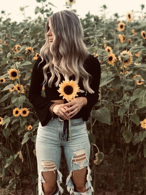 Sunflower Patch Outfit Ideas, Western Sunflower Photoshoot, Sunflower Sunset Photoshoot, Sunflower Field Inspo Pics, Cute Sunflower Pictures Photo Ideas, Props For Senior Pictures Ideas, Senior Pictures Outfits Sunflower Field, Sunflower Patch Outfit, Sunflower Field Outfit Ideas Fall