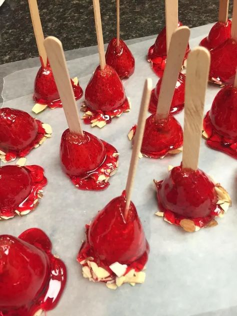 Candied Strawberries! The Perfect Recipe To Say Happy Valentine's Day! Candied Strawberries Recipe, Candied Strawberries, Candied Grapes Recipe, Homemade Caramels, Gourmet Candy Apples, Candy Apple Recipe, Gourmet Candy, Homemade Candy, Homemade Candies