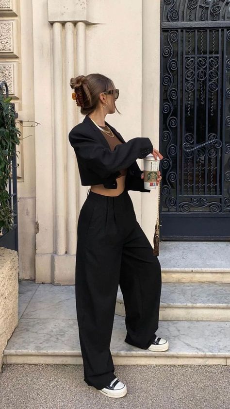 Crop Blazer Outfit, Cropped Blazer Outfit, Tailored Pants Outfit, Flowy Pants Outfit, Cropped Jacket Outfit, Black Jacket Outfit, Cropped Outfits, White Converse Outfits, Black Blazer Outfit