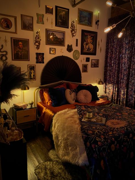 Whimsical Goth Bedroom Aesthetic, Moody 70s Bedroom, Moody Electric Bedroom, Bedroom Ideas Whimsigoth, Gothic Style Bedroom Ideas, Cozy Quirky Home, Hippy Minimalist Bedroom, Home Decor Whimsigoth, Dark Cosy Room Aesthetic