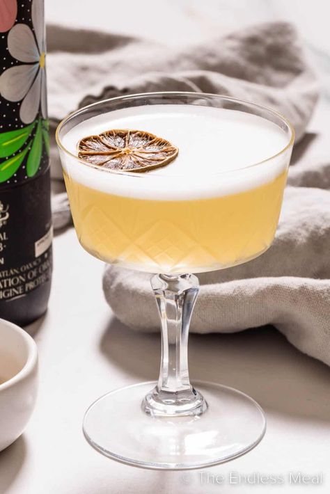 This mezcal sour is a refreshing and approachable way to enjoy the taste of mezcal. It's balanced, smoky, and smooth with the familiar tartness of a sour cocktail. It's made with just four ingredients, and it's ready in 5 minutes! #theendlessmeal #mezcalsour #mezcal #cocktail #sourcocktail #drink Mezcal Sour, Easy Refreshing Drinks, Bourbon Sour, Mezcal Margarita, Low Calorie Cocktails, Mezcal Cocktails, Best Tequila, Sour Foods, Best Bourbons