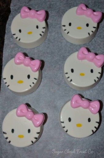 Oreo hello kitty Oreo Cookie Dipped In Chocolate, Hello Kitty Baked Goods, Hello Kitty Pretzel Rods, Hello Kitty Cakesicle, Hello Kitty Chocolate Covered Oreos, Oreo Cookie Decorating Ideas, Hello Kitty Treats Sweets, Hello Kitty Birthday Treats, Hello Kitty Oreos