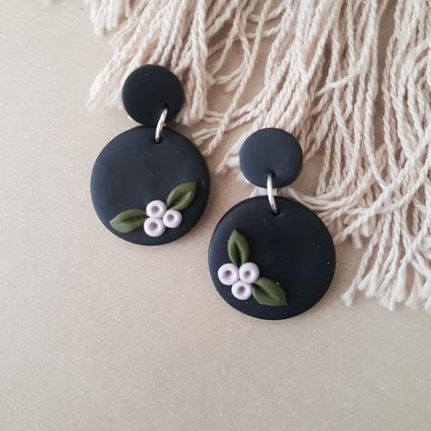 Black Flower Polymer Clay Earrings, Small Dish Painting Ideas, Clay Earrings With Flowers, Polymer Clay Black Earrings, Polymer Keychain Ideas, Simple Polymer Clay Earrings Ideas, Polymer Clay Earrings Flowers, Fimo Earrings Ideas, Polymer Clay Earrings Ideas