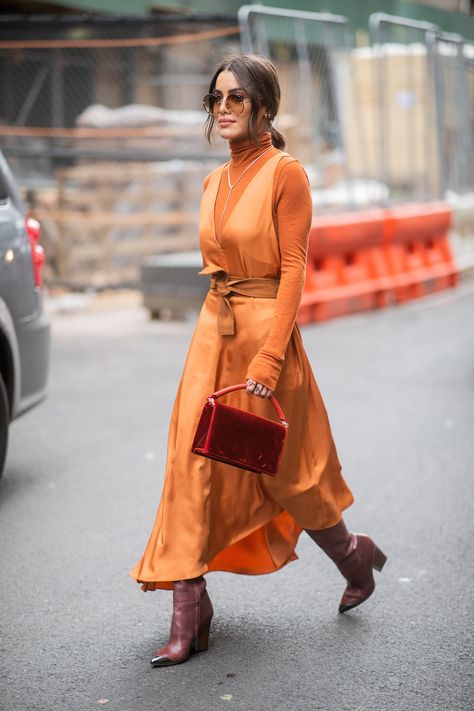 The Fall Dress Trend: Bright Colors Fall Dress Trends, Wedding Guest Outfit Fall, Bright Dress, Monochrome Fashion, Fashion Weeks, Mode Inspo, Guest Outfit, Colourful Outfits, Orange Dress