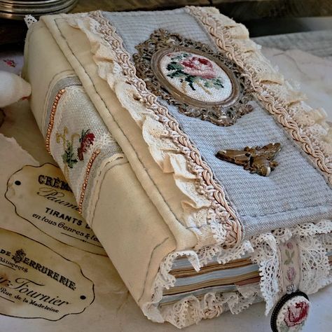 Pretty Diary Cover, Old Scrapbook Ideas, Handmade Diary Cover Ideas, Junk Journal Covers, Diy Notebook Cover, Shabby Chic Journal, Handmade Journals Diy, Pretty Journals, Vintage Junk