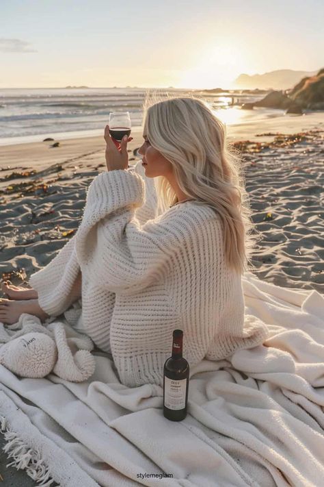 40+ Coastal Summer Outfits that Embrace the Grandma Coastal Trend Jeans And Sweater Outfit Beach, Boat Outfit Women Fall, California Coastal Outfits, Coastal Auntie Outfit, Fall Costal Outfit, Sweater Beach Outfit, Coastal California Outfits, Fall Beach Outfits Casual, Florida In October Outfit