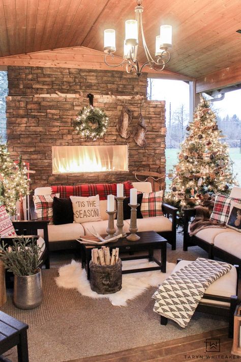 Cabin Chic Christmas Tree - Taryn Whiteaker Tartan Christmas Decorations, Chic Christmas Tree, Cabin Christmas Decor, Log Cabin Christmas, Woodland Christmas Decor, Chic Christmas Decor, Cabin Chic, Neutral Christmas Decor, Cabin Christmas