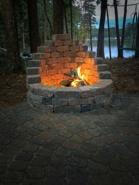 Outside Fire Pits, Outdoor Fire Pit Designs, Fire Pit Landscaping, Boho Patio, Backyard Fireplace, Easy Backyard, Fire Pit Area, Fire Pit Designs, Diy Fire Pit