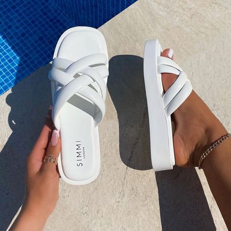 Sandals Outfit Women, White Sandals Outfit, Oriflame Beauty Products, White Slippers, Clothing Guide, Sandals Outfit, Slippers For Women, Flatform Sandals, Women's Heels