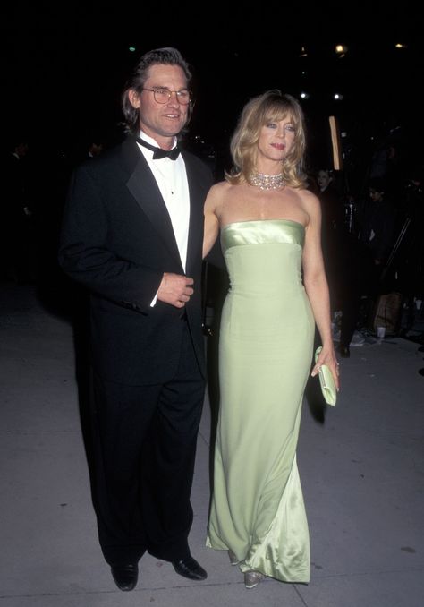 Goldie Hawn Red Carpet, Goldie Hawn Fashion, Goldie Hawn Outfits, Goldie Hawn Style, 90s Red Carpet Dresses, 00s Dresses, Valentino 90s, 90s Red Carpet, Oscars Fashion