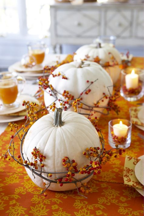 Les citrouilles peintes en blanc se parent de feuilles orangées... Décoration Table Halloween, Table Halloween, Casa Halloween, Fall Deco, Pumpkin Centerpieces, Autumn Decorating, Thanksgiving Centerpieces, Fabulous Fall, Deco Floral