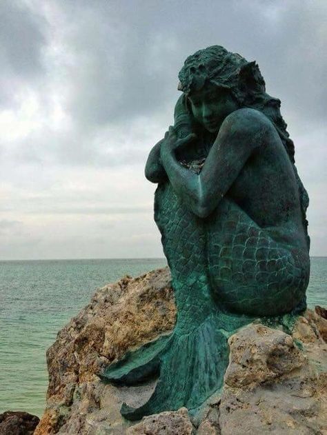 Mermaid Statue sitting on a Rock Mythical Mermaids, Mermaid Garden, Mermaid Statue, Art Vampire, Mermaid Sculpture, Mermaid Stuff, Sea Stories, Sea Sculpture, Dengeki Daisy